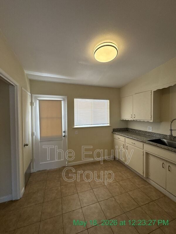 Building Photo - 1140 W Tulare Ave