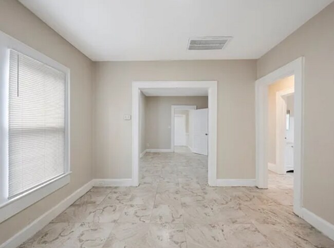 Building Photo - 548 Woodlawn St