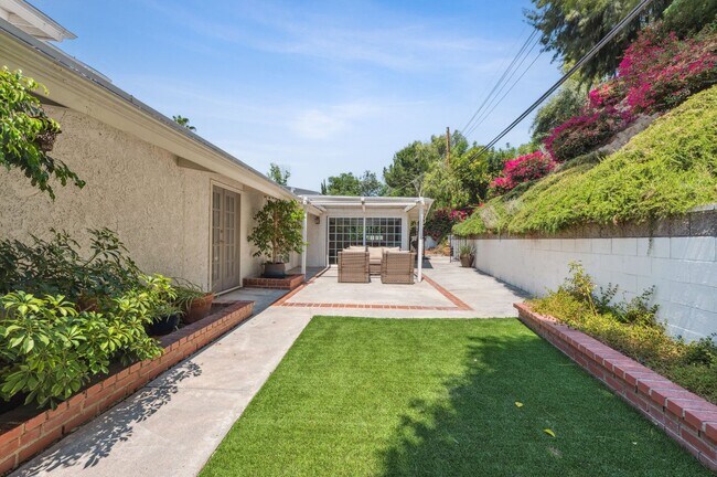 Building Photo - 4950 Dunman Ave