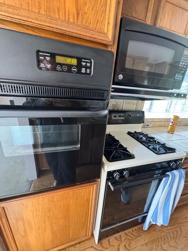 Building Photo - Gravelly Lake Waterfront 4 Bedroom Home in...