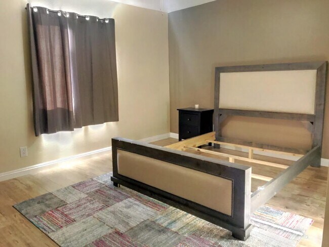 Building Photo - Beautifully updated house in Burbank Blvd ...