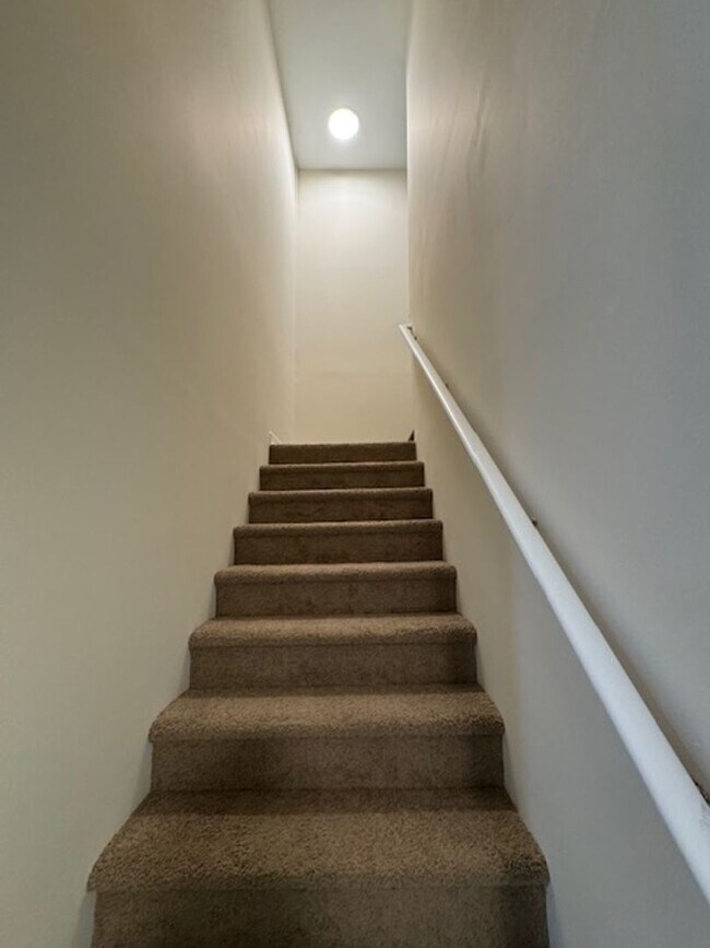 Building Photo - 150 Raye Dr