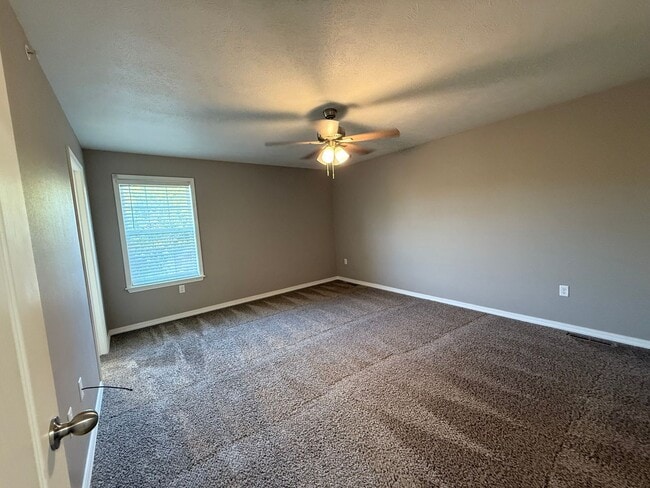 Building Photo - 3BR Townhouse near Holiday Hills