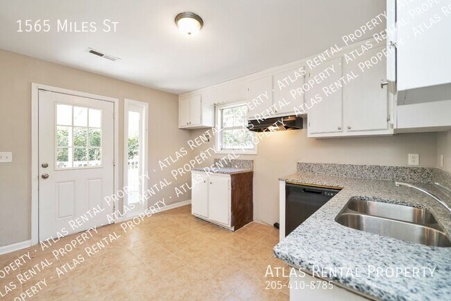 Building Photo - 1565 Miles St