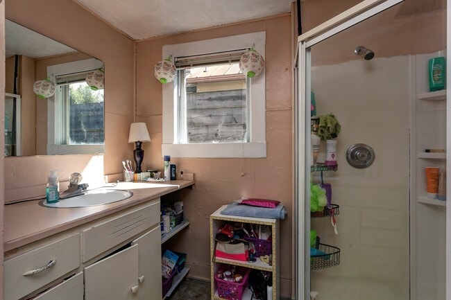 Building Photo - 614 Potter St