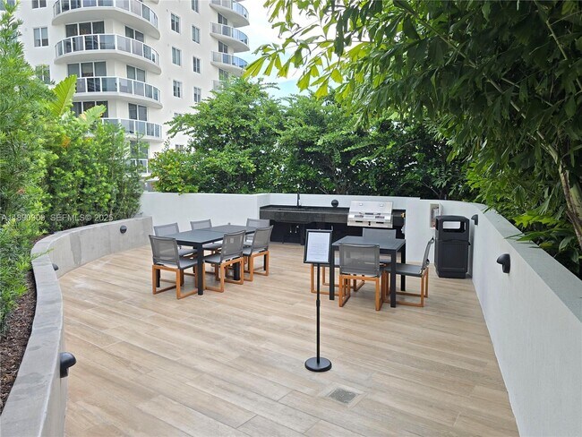 Building Photo - 700 NE 24th St