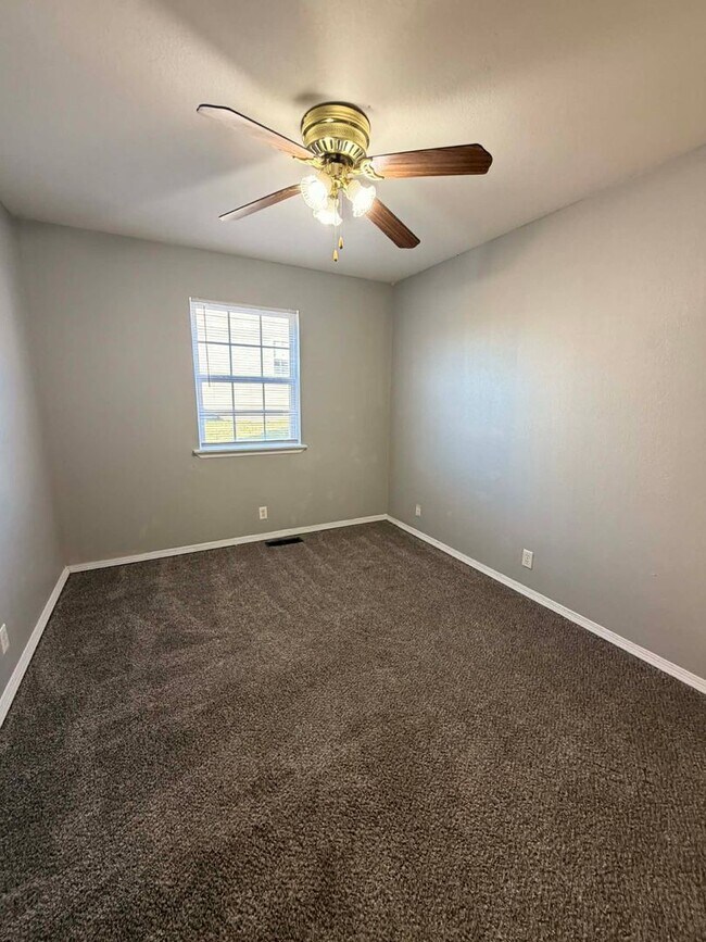 Building Photo - 2 Bedroom 1 Bathroom Ground floor unit close to MSSU! DOWNSTAIRS UNIT!!!