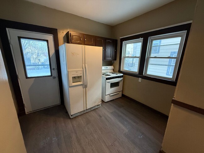 Building Photo - 3 BED 1 BATH IN THE OLD BROOKLYN NEIGHBORH...