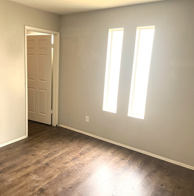 Building Photo - SINGLE STORY 2 BEDROOMS 1 BATHROOM NORTH P...