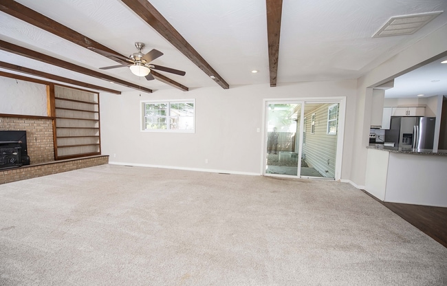 Building Photo - Privacy Fenced, 3 bed 3 bath in South Springfield (Ask about our special)