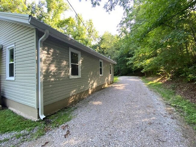 Building Photo - Harriman 37748 - Charming 2-bedroom, 1.5-b...