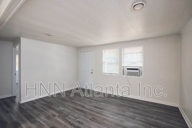 Building Photo - 2555 Lloyd Rd