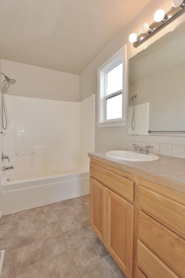 Building Photo - Clean home in Quiet Neighborhood
