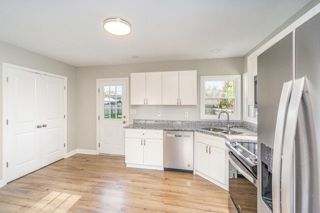 Building Photo - 358 Sheridan Dr