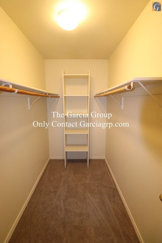 Building Photo - Great 4 bedroom 2.5 bathroom Single Family...