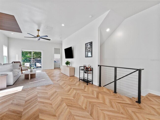 Building Photo - 102 W Adalee St