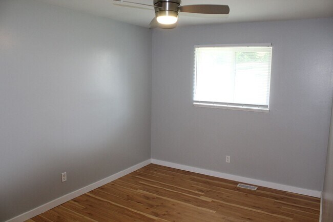 Building Photo - Cute 2 BR Bungalow in Garfield Park!