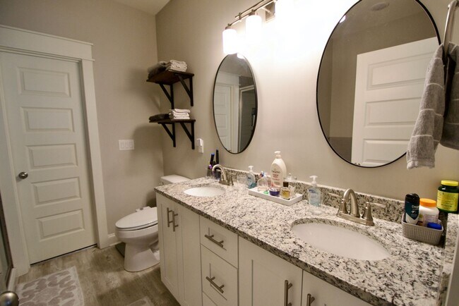Building Photo - 3 Bed 3.5 Bath Luxury Townhome in Convenient Location!