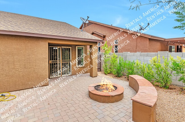 Building Photo - 2042 E Calle Arroyo Lindo