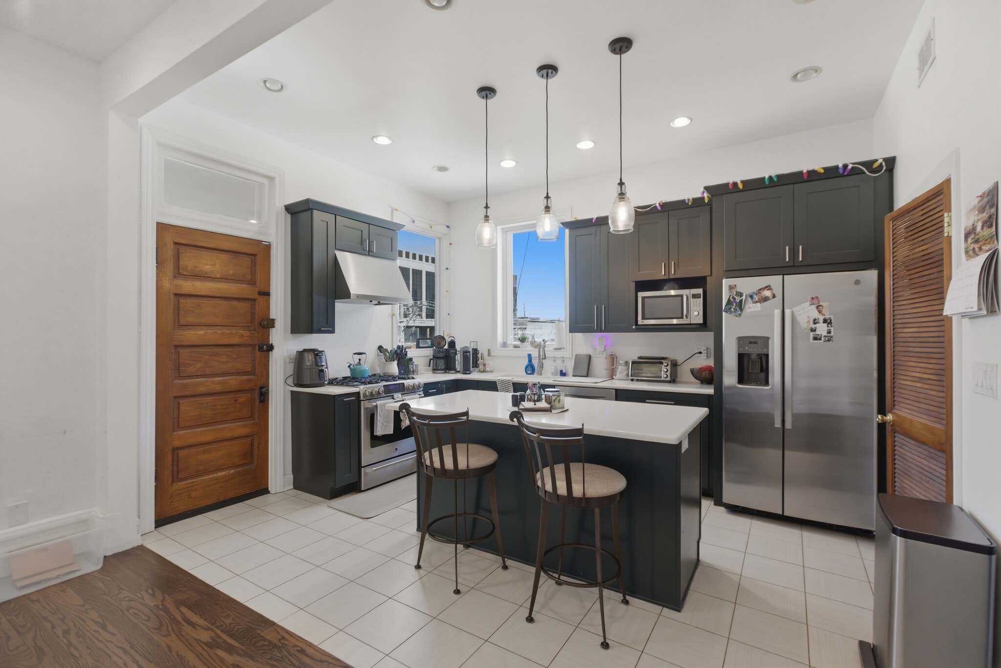 Building Photo - 850 W Oakdale Ave