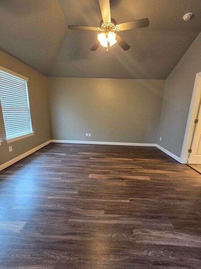 Building Photo - TAKE A LOOK AT YOUR NEW HOME!!!