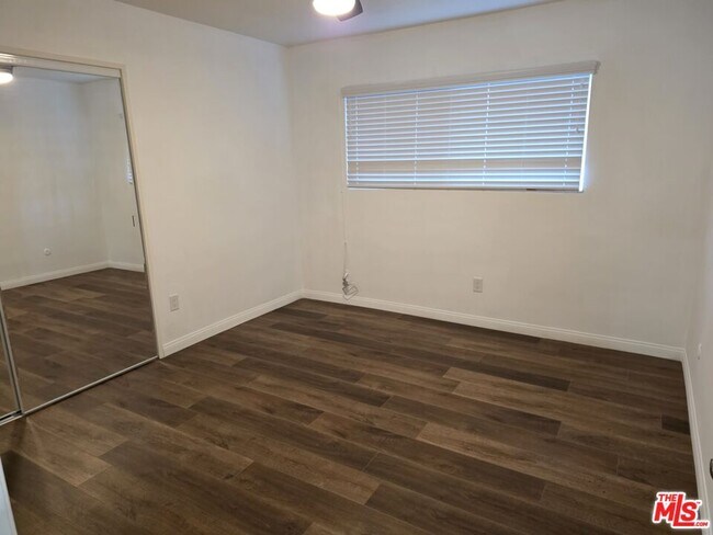 Building Photo - 1833 N Edgemont St