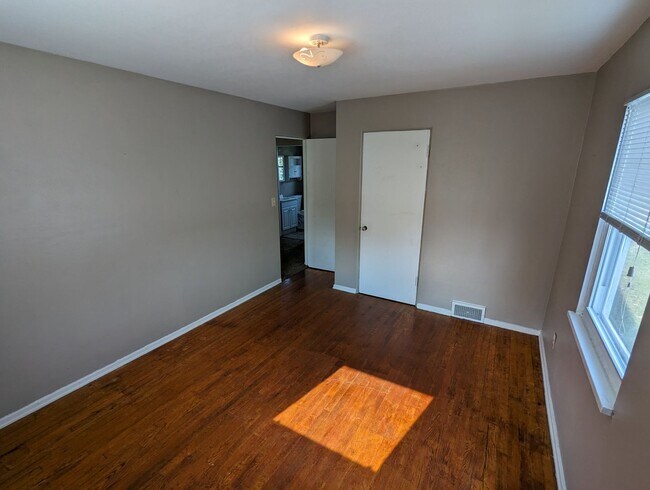 Building Photo - Charming Ranch Home Near Lakeview Metro Park