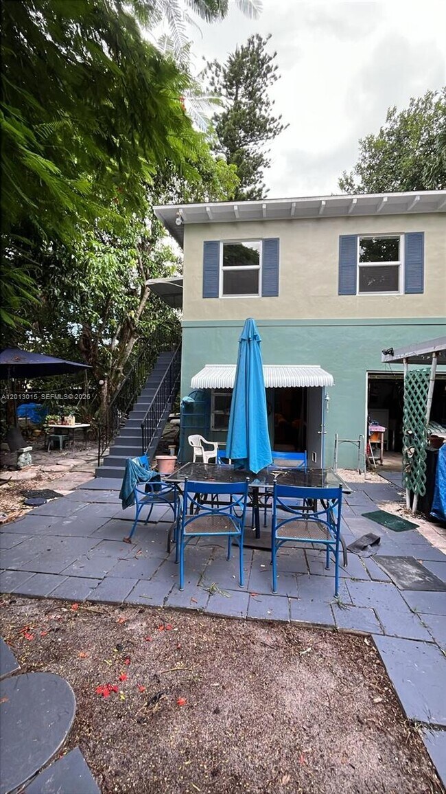 Building Photo - 834 SW 11th St