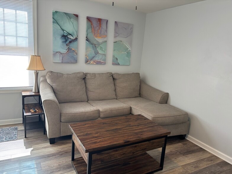 Building Photo - 340 W 26th St