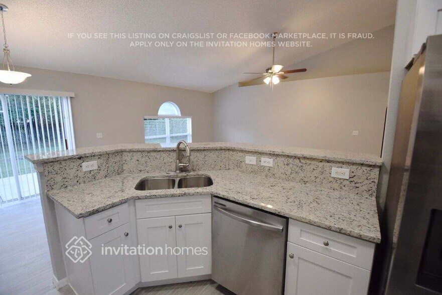 Building Photo - 5740 Oakwood Knoll Dr