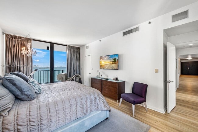 Building Photo - 1000 Venetian Way