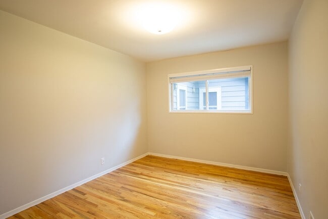 Building Photo - WINTER SPECIAL!! Mid-Century 2bdr with Patio Near OHSU Ready Now!