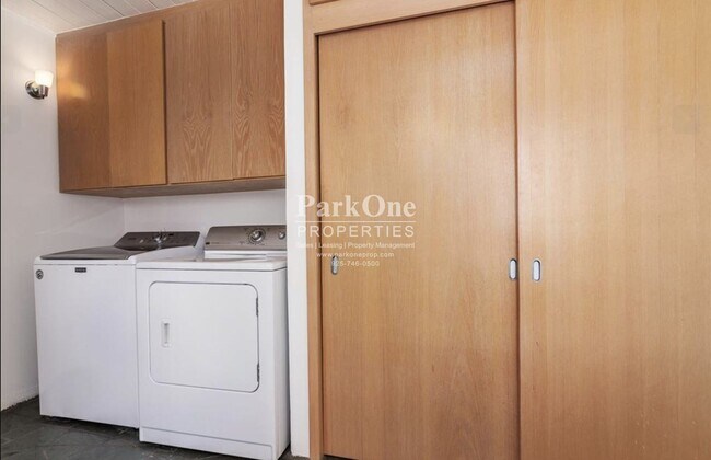 Building Photo - Single-level mid-century home in the heart of Orinda!