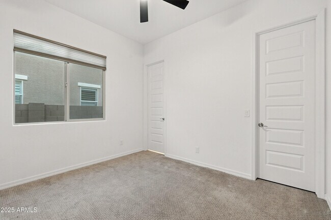 Building Photo - 8804 W Vista Ave