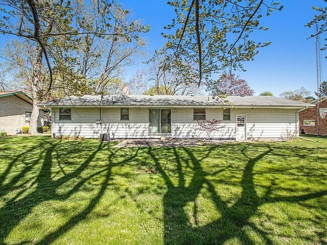 Building Photo - 3-bedroom, 1.5 bathroom, fully furnished home