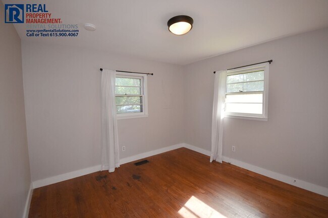 Building Photo - All brick 3BD home PLUS bonus room & back deck, half mile to MTSU!