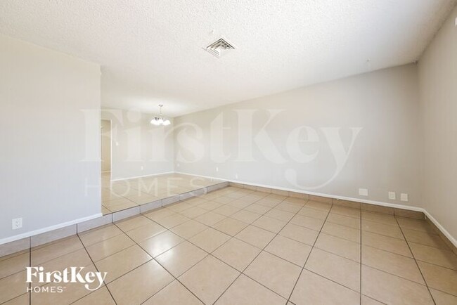 Building Photo - 4923 W Larkspur Dr
