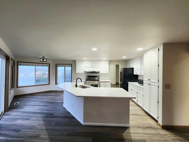 Building Photo - Brand New Updates! 4-Bedroom, 2.5-Bath plu...