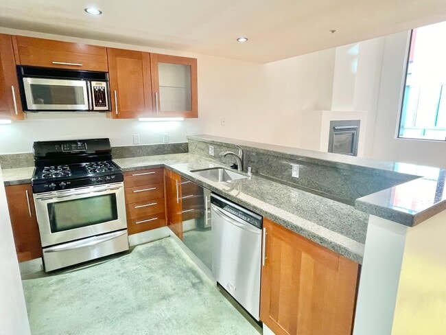 Building Photo - 1BR/2BA Spacious and Modern 2-Level Loft! ...