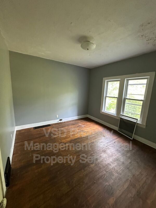 Building Photo - 3281 E 143rd St