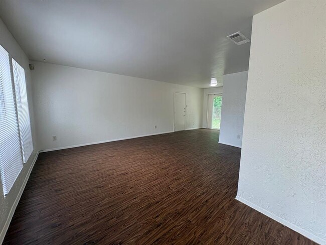 Building Photo - 5105 Pepper Ln