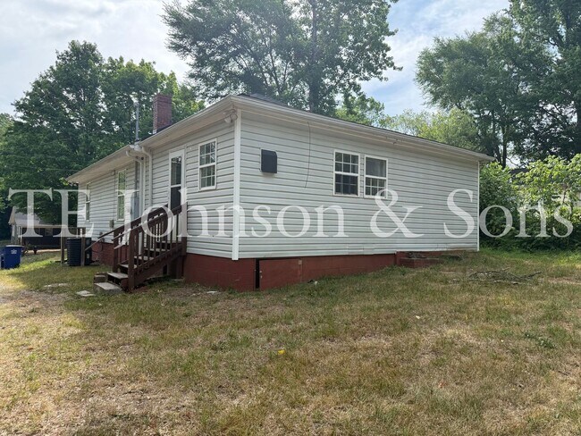 Building Photo - Charming 2 Bedroom Home with Rocking Chair Front Porch Near Downtown Winston-Salem