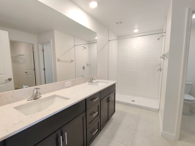 Building Photo - Spacious End-Unit Townhouse in FishHawk Ranch | Top-Rated Schools