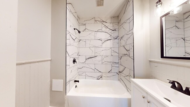 Building Photo - Old Brooklyn Area - 3 Bedroom Single Famil...