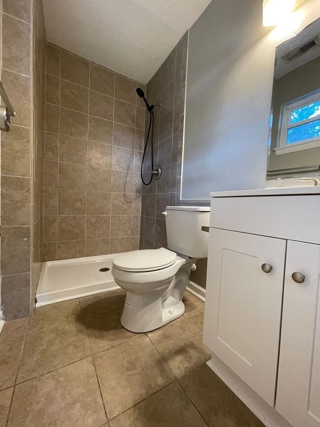 Building Photo - Inviting on Ivey!