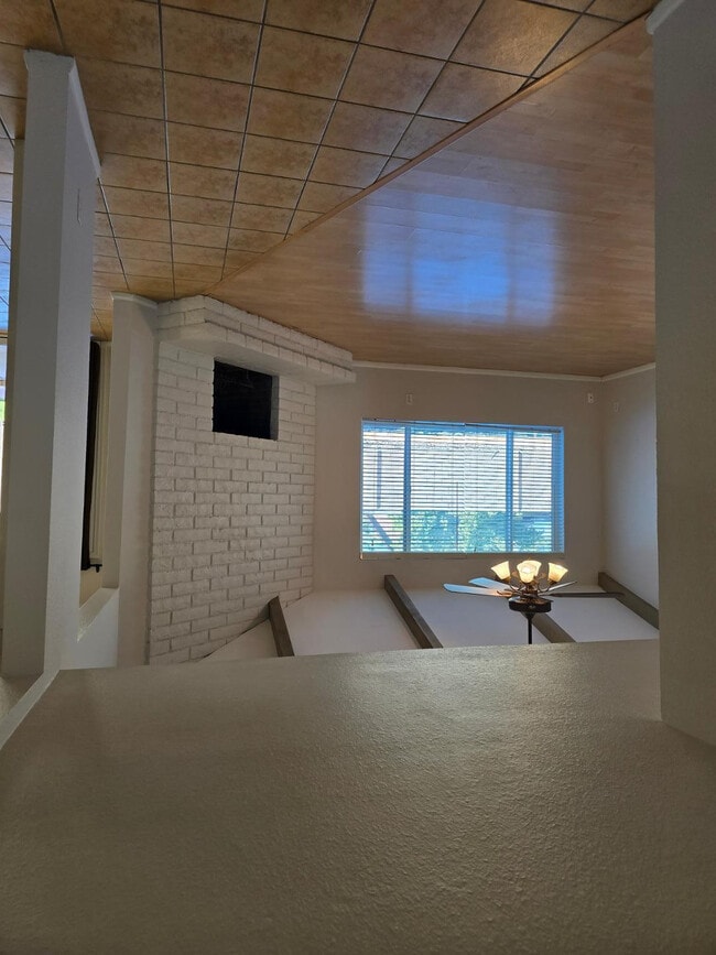 Building Photo - 1615 W Summit Pl