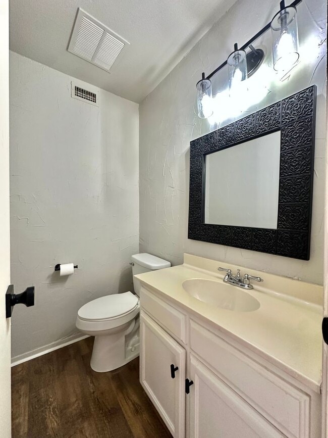 Building Photo - Now Available - 2 Bedroom 1.5 Bathroom Con...