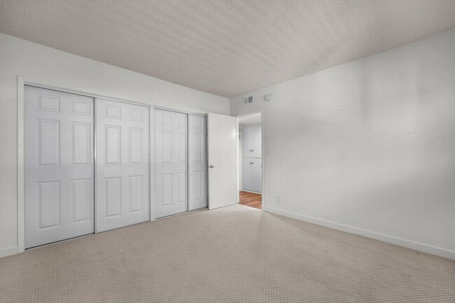 Building Photo - Stunning HUGE Top-floor 2+2 Luxury Unit