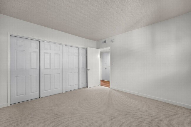 Building Photo - Stunning HUGE Top-floor 2+2 Unit