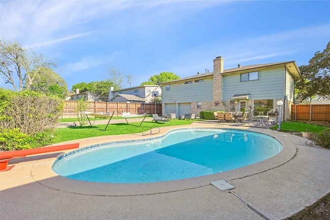 Building Photo - 7841 El Pensador Dr